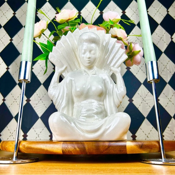 Large Flower Vase Japanese Porcelain Seated Figure With Fan-Form Opening 10” - Picture 13 of 17